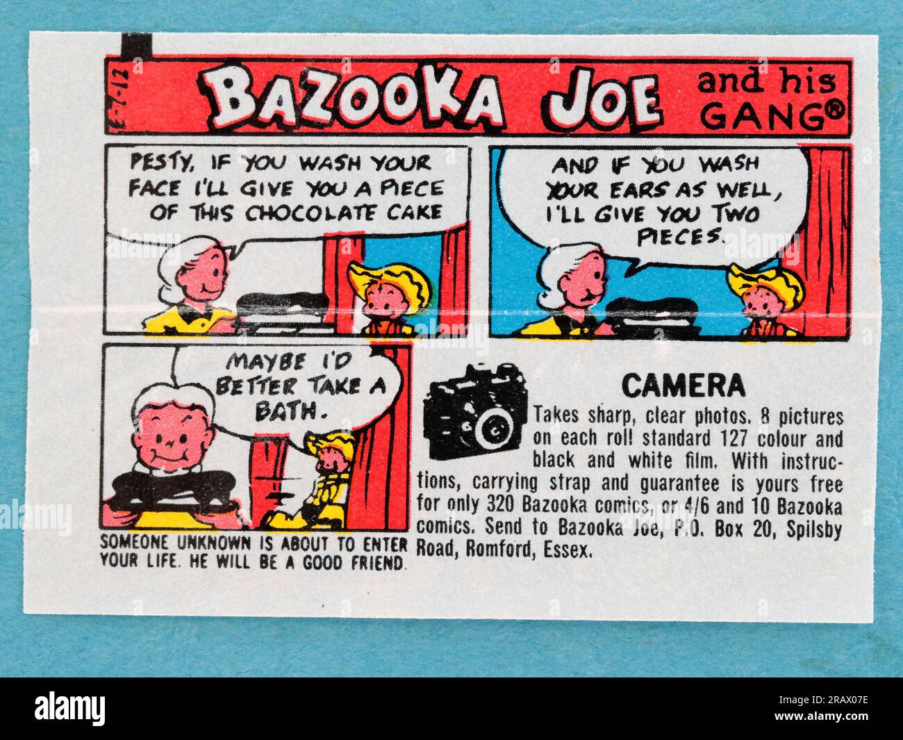 Foto eines Bazooka Joe-Comics aus den 1970er Jahren, etwas, das sich um den Kaugummi in der Packung gewickelt hat. Vereinigtes Königreich 1970er Jahre Stockfoto