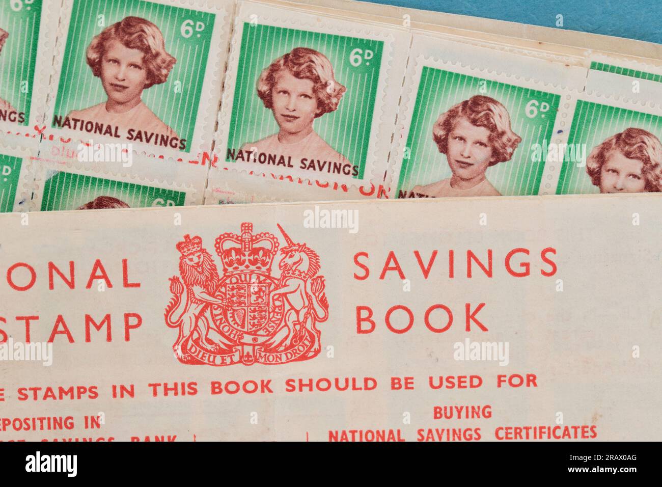 Foto eines National Savings Briefmarkenbuches (Ende der 1950er Jahre), mit Bild von Prinzessin Elizabeth auf Sixpenny Briefmarken, Großbritannien Stockfoto