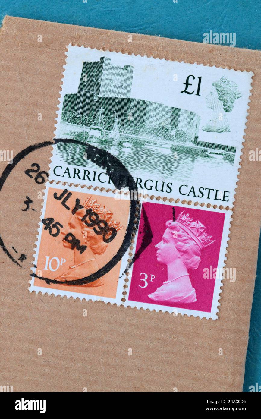 Foto von 1990 britischen Briefmarken auf einem braunen Umschlag Stockfoto