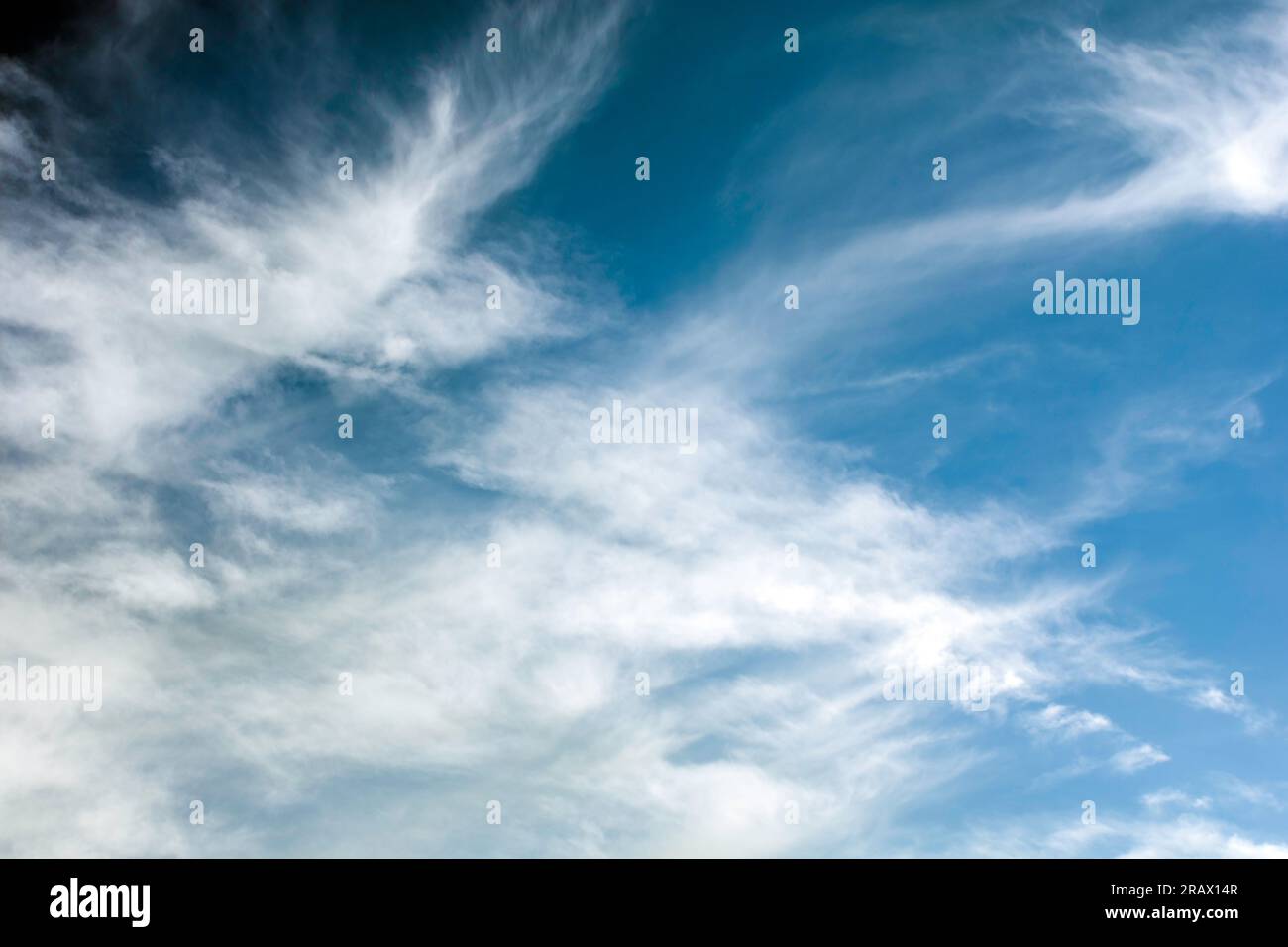 Naturhintergrund weiser Cirrocumuluswolken vor blauem Himmel. Stockfoto