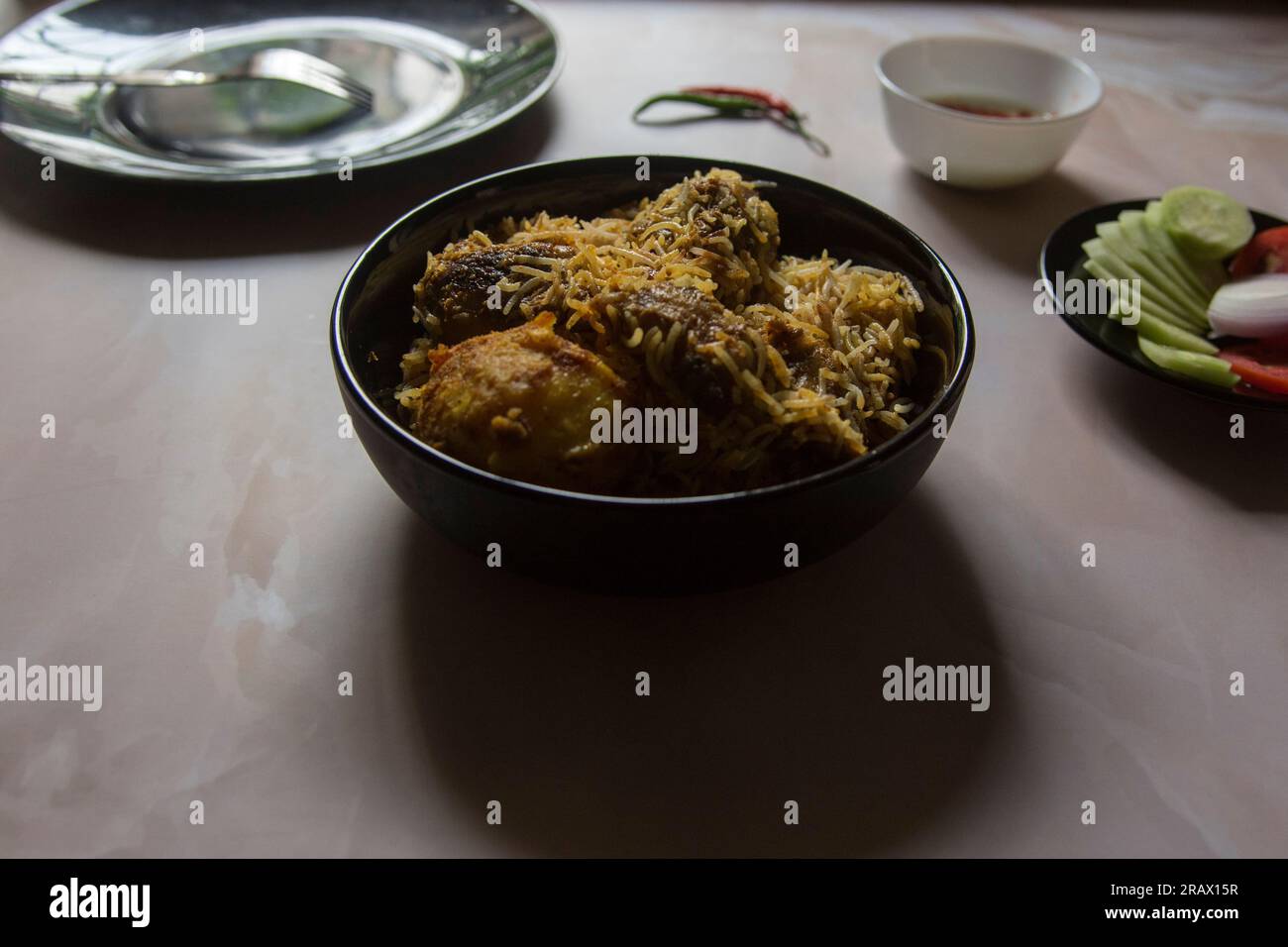 Mughlai isst Biryani in einer Schüssel. Draufsicht, selektiver Fokus. Stockfoto