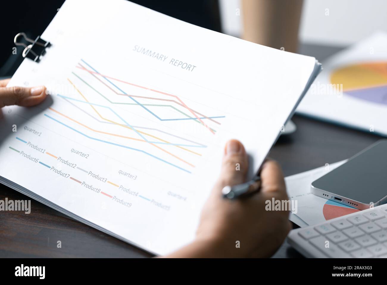 Business Data Analysis auf Laptop: Finanzdiagramme, Diagramme, Berichte für erfolgreiche Planung und Strategie. Professioneller Arbeitsplatz: Analyse des Geschäfts D Stockfoto