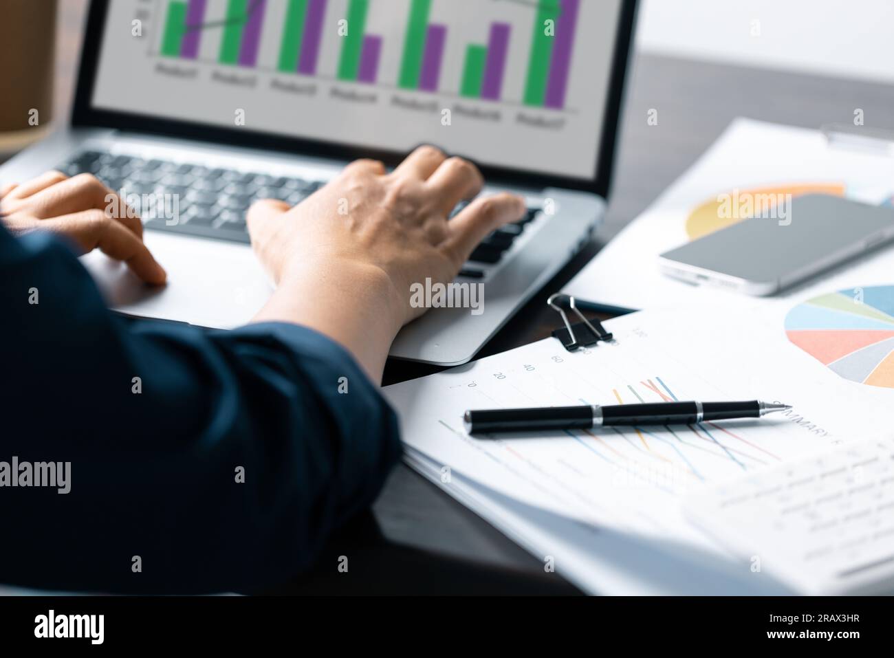 Business Data Analysis auf Laptop: Finanzdiagramme, Diagramme, Berichte für erfolgreiche Planung und Strategie. Professioneller Arbeitsplatz: Analyse des Geschäfts D Stockfoto