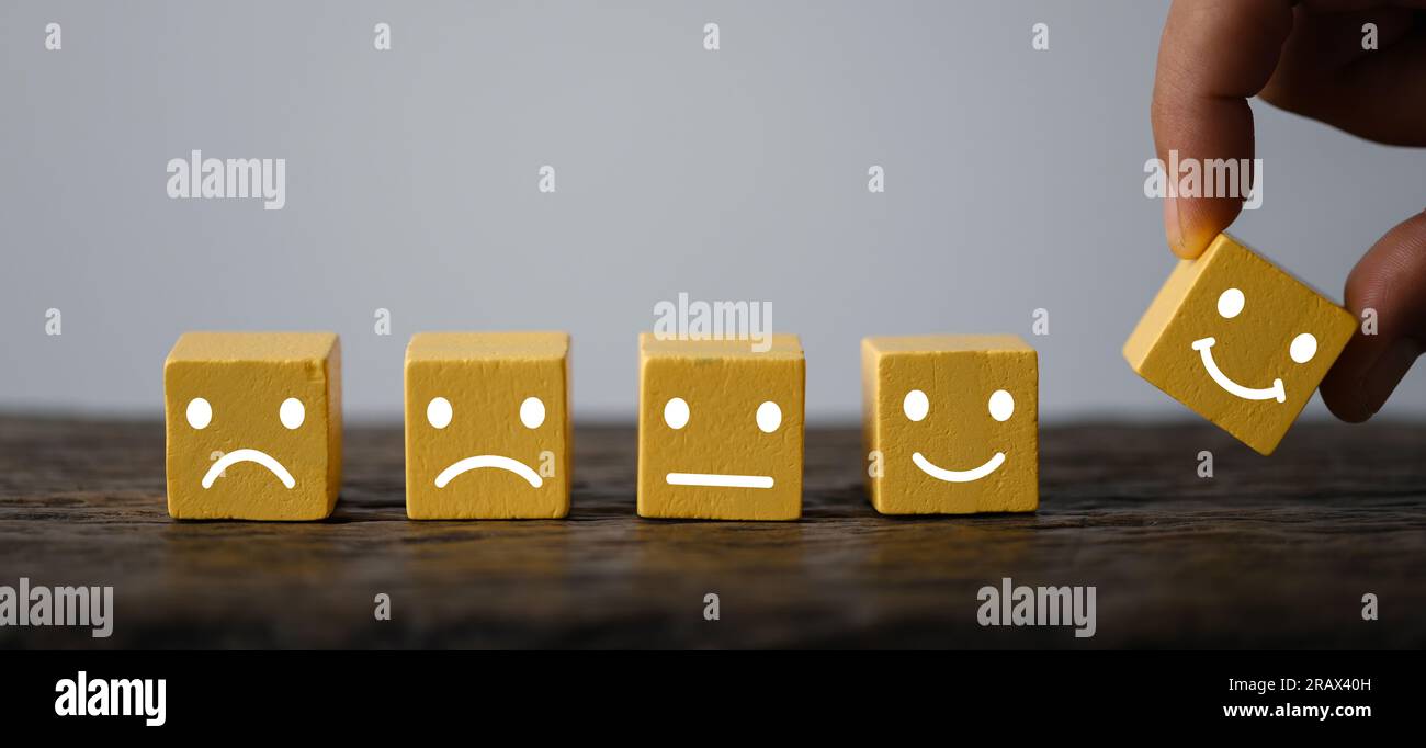 Innovative Geschäftsstrategien: Handgehaltener Würfel aus Holz – Symbol für Wachstum, Technologie und Teamwork. Globales Geschäftskonzept: Wooden Cube Symbol für Kunden Stockfoto