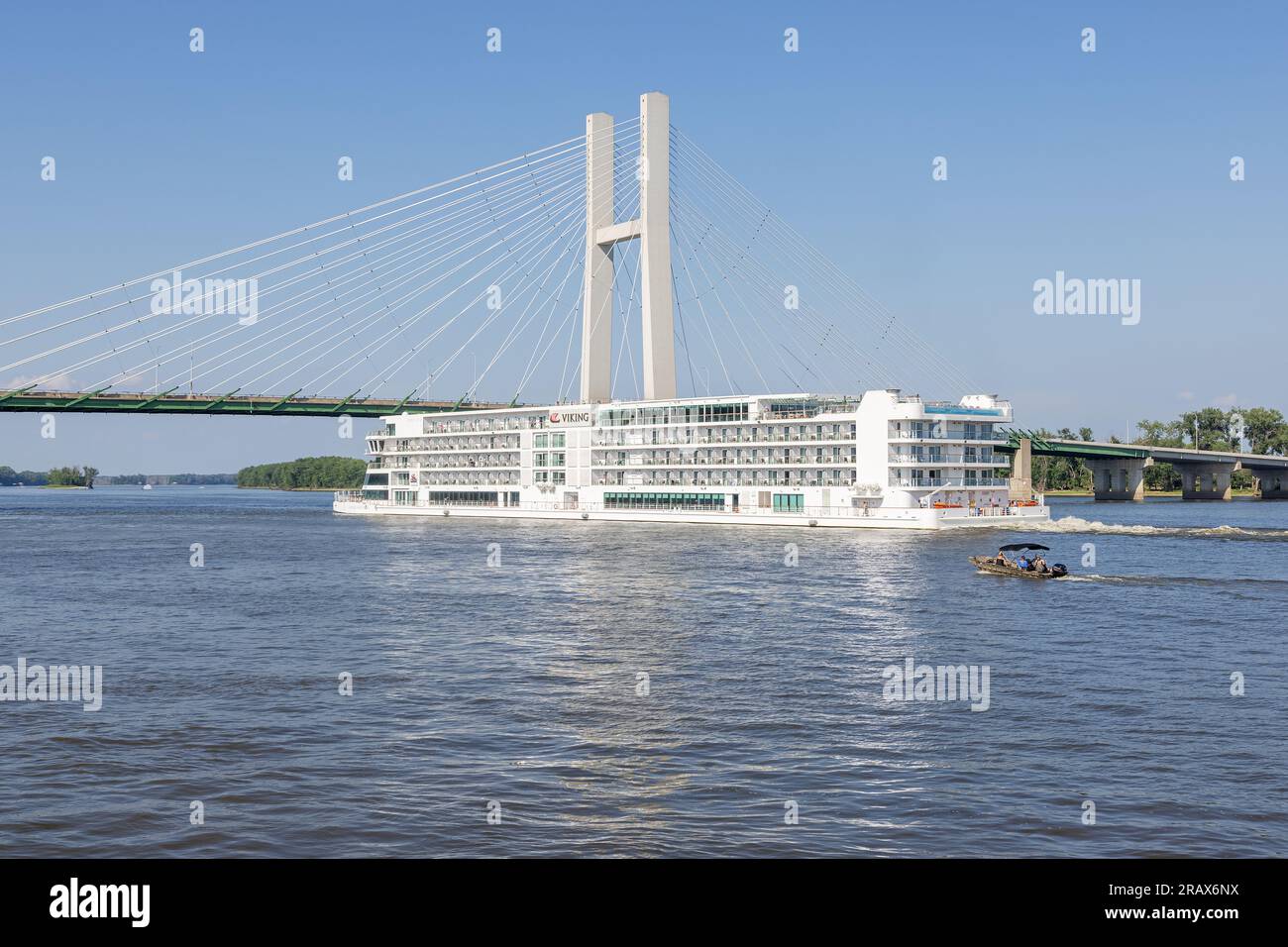Das Kreuzfahrtschiff Wikinger Mississippi am Mississippi River im Hafen von Burlington, Iowa, unter der Great River Bridge hindurch. Stockfoto