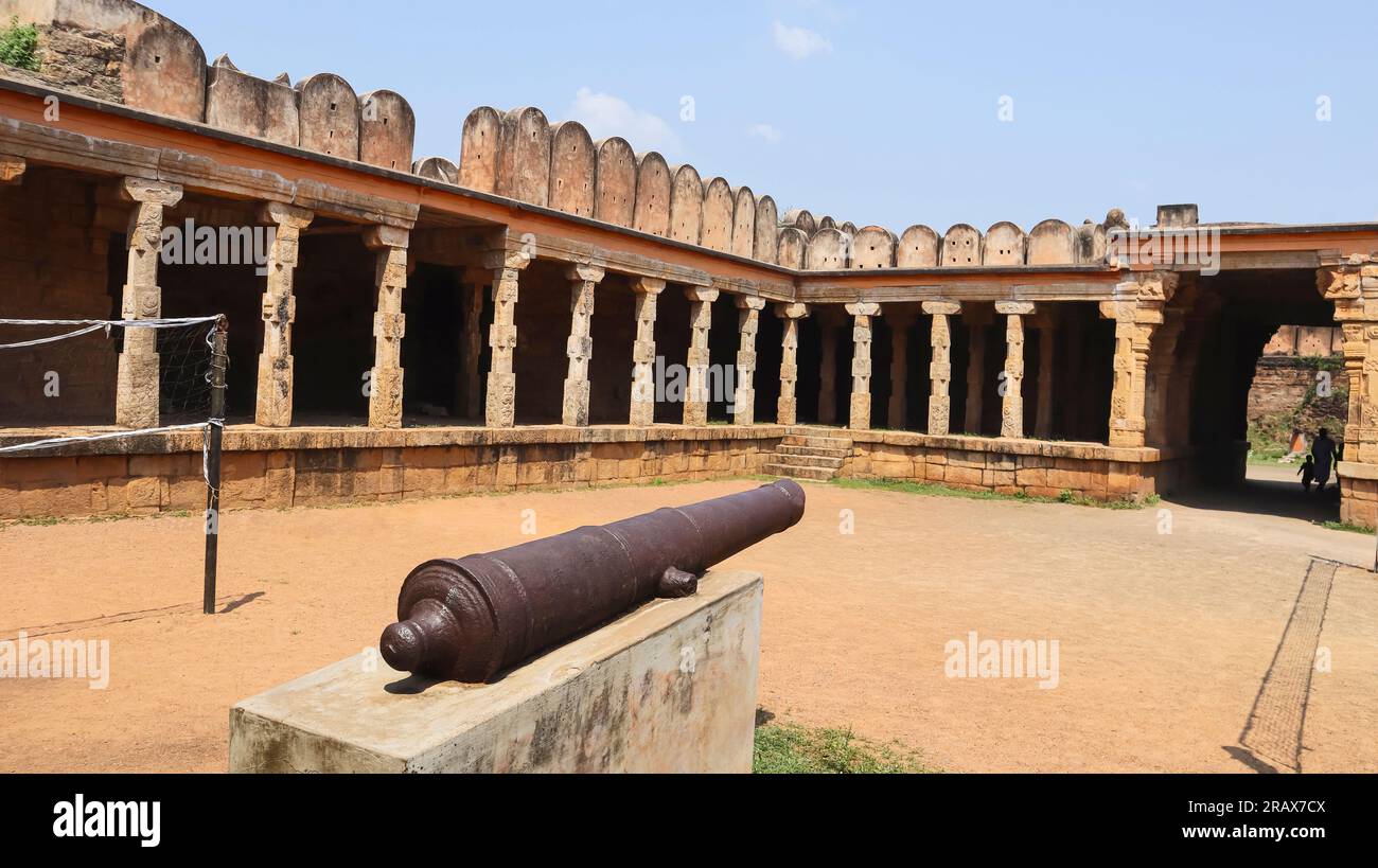 Thirumayam Fort Walls and Cannon, erbaut von Vijaya Raghunatha Sethupathi im Jahr 1687, Pudukottai, Tamilnadu, Indien. Stockfoto