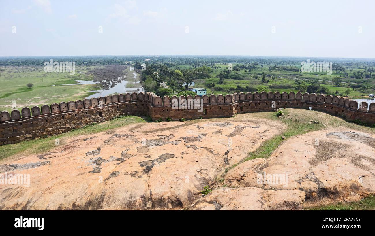 Blick auf die Festungsmauern von Thirumayam Fort, Pudukottai, Tamilnadu, Indien. Stockfoto