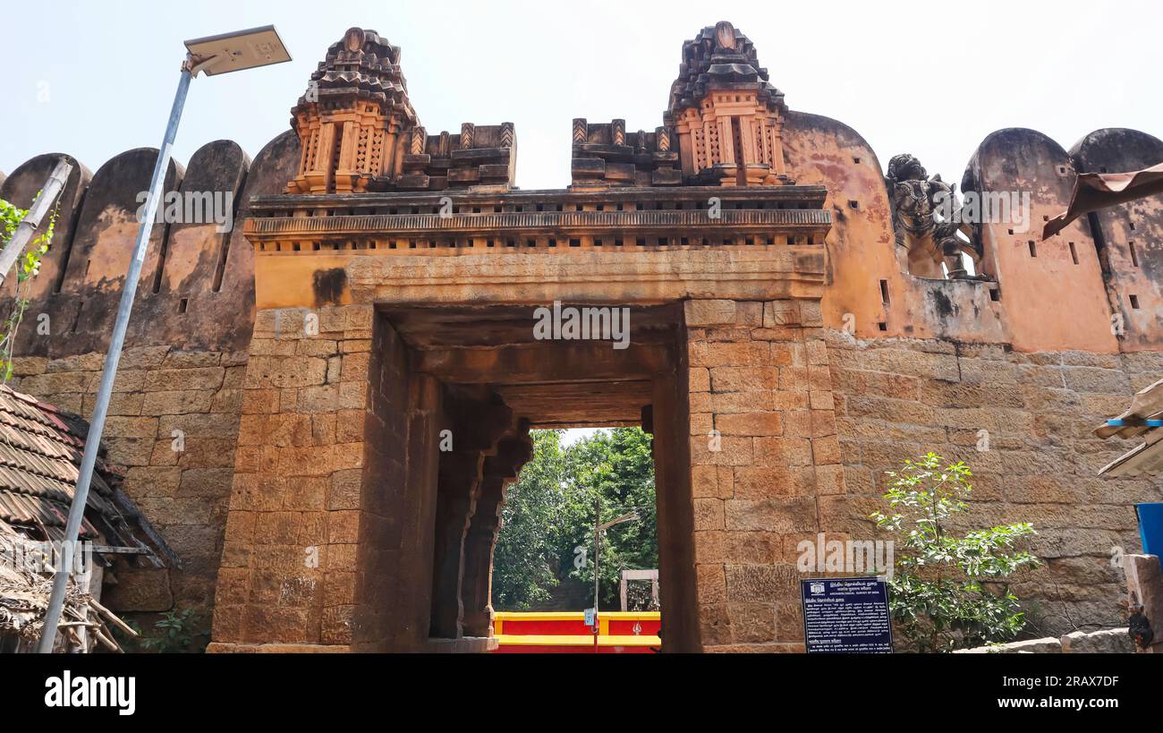 Einer der Eingänge von Thirumayam Fort, Pudukottai, Tamilnadu, Indien. Stockfoto