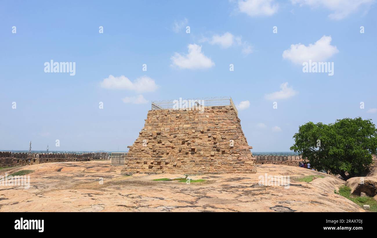 Pyramidenförmige Wand mit Cannon oben, Thirumayam Fort, Pudukottai, Tamilnadu, Indien. Stockfoto