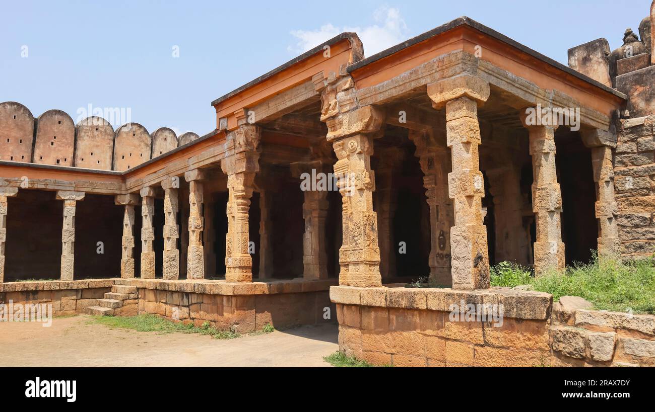 Geschnitzte Säulen der Tempelmandapa am Eingang der Thirumayam-Festung, Puddukottai, Tamulnadu, Indien. Stockfoto