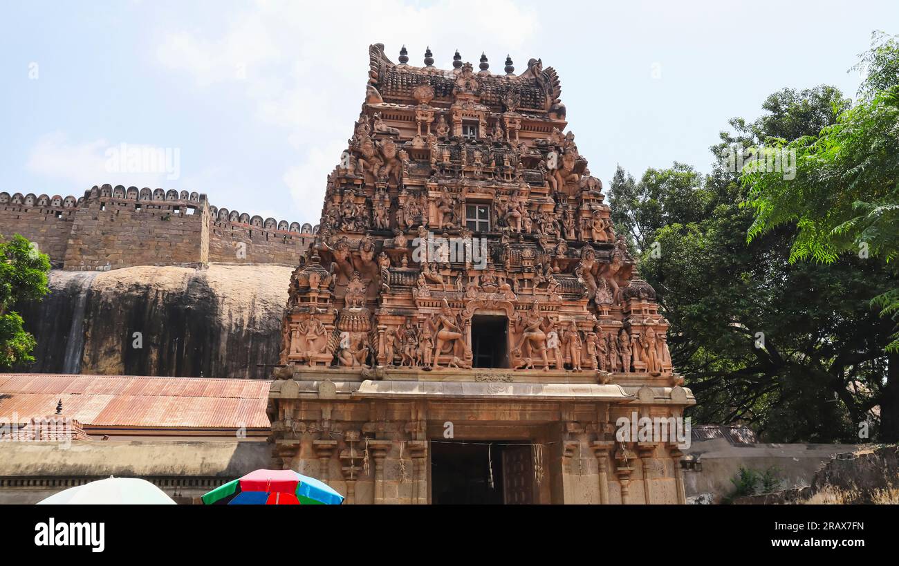 Blick auf Gopuram, Sathyagiriswara Rock Cut Cave Shiva Tempel und Festung Thirumayam Fort, Pudukottai, Tamilnadu, Indien. Stockfoto