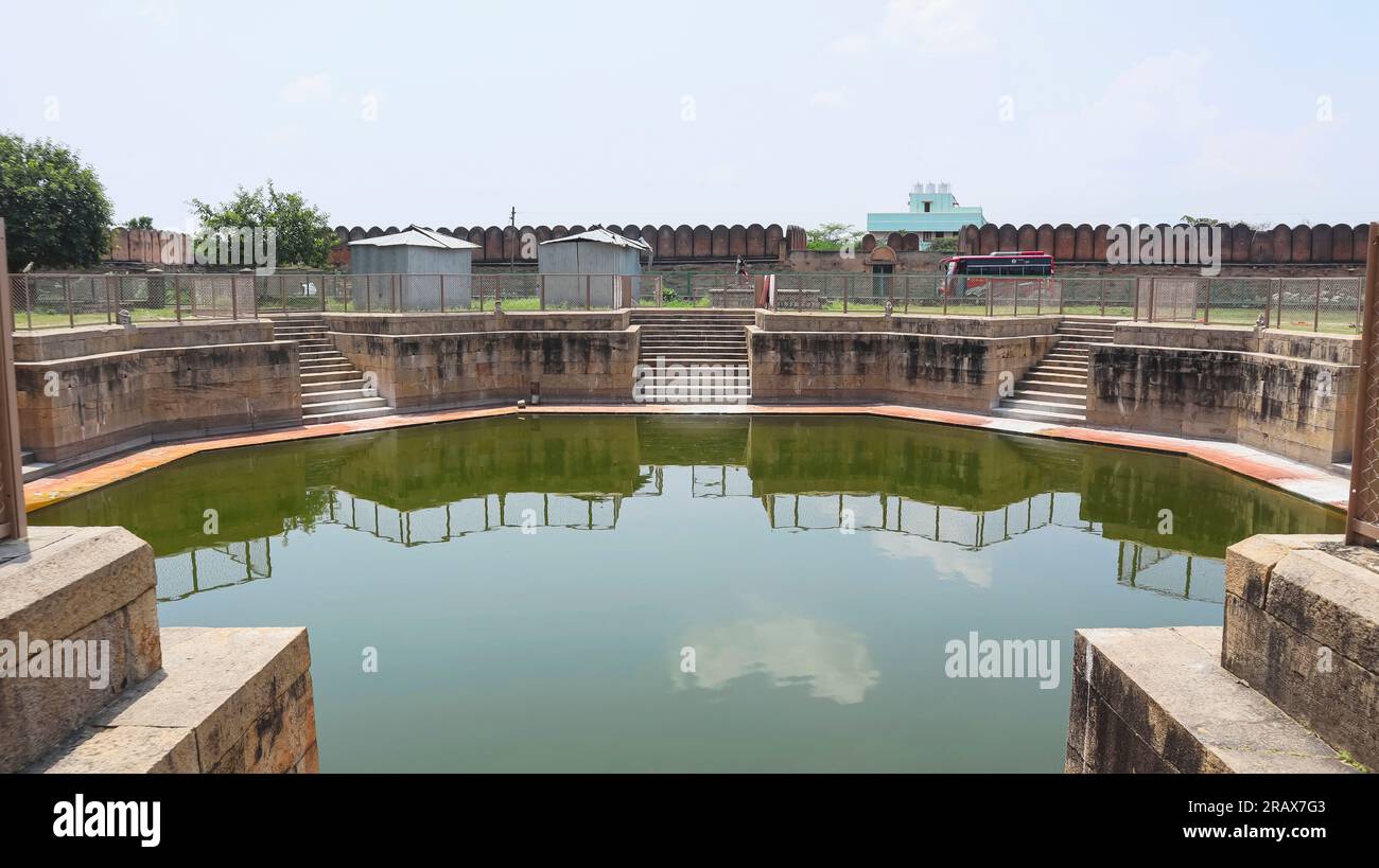 Blick auf Satya Pushkarani oder Teich im Campus von Thirumayam Fort, Pudukottai, Tamilnadu, Indien. Stockfoto