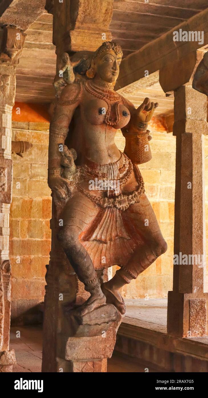 Gigantische Skulptur der tanzenden Frau im 106. Divya Desam Sri Arulmigu Sathyagiri Natha Perumal Tempel, Thirumayam, Pudukottai, Tamilnadu, Indien. Stockfoto