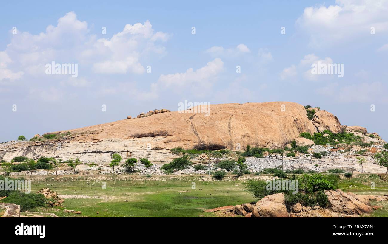 Blick auf die Kadambar Malai Hills in der Nähe von Narthamalai, Pudukottai, Tamilnadu, Indien. Stockfoto