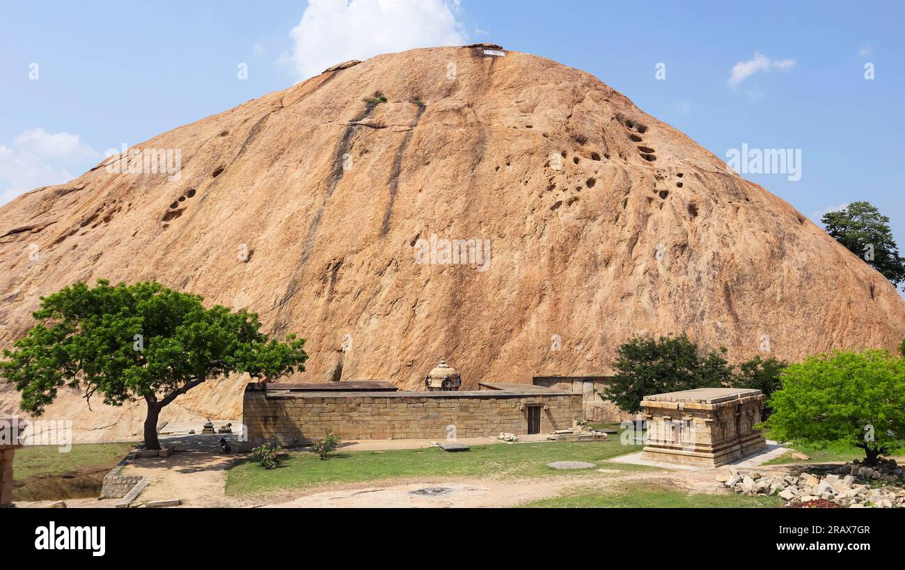 Blick auf den Lord Shiva Tempel und den Kadambar Malai Hügel, Narthamalai, Pudukottai, Tamilnadu, Indien. Stockfoto