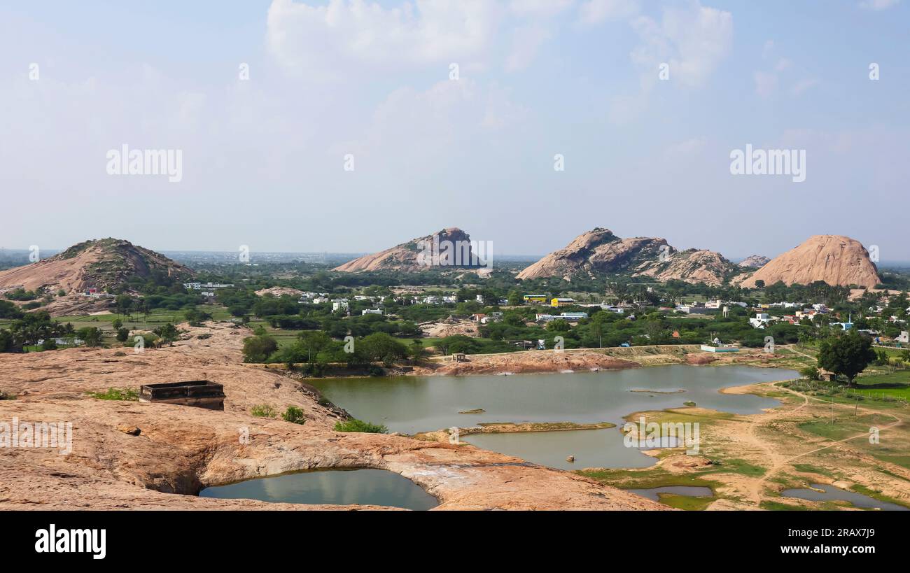 Blick auf die Narthamalai Hills und den Teich vom Vijayalaya Choleeswaram Tempel, Pudukottai, Tamilnadu, Indien. Stockfoto