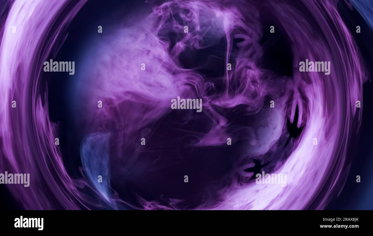 Rauchfarbener, kreisförmiger Dampfstrahl wirbelt den lilafarbenen Dampfrahmen Stockfoto