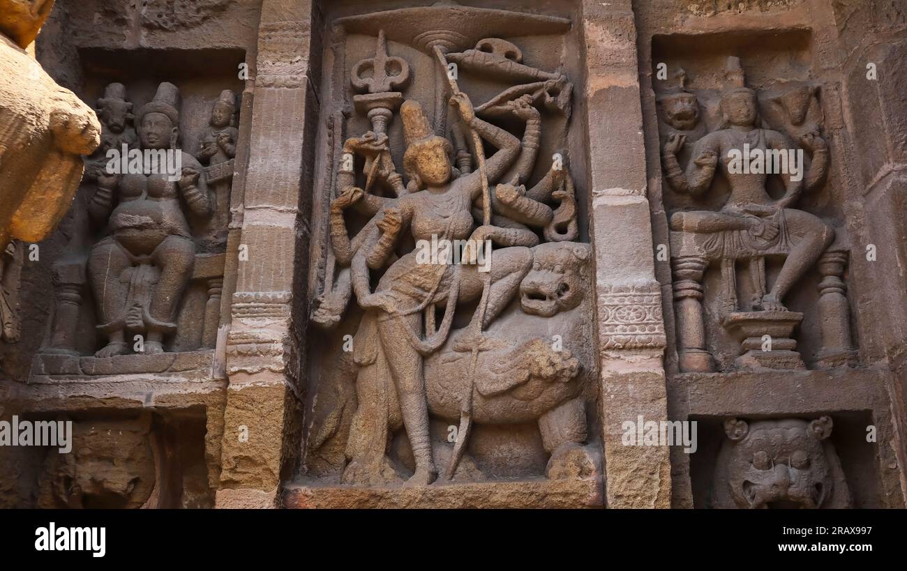 Geschnitzte Idol von Göttin Durga auf dem Kailasanathar-Tempel, Kanchipuram, Tamilnadu, Indien. Stockfoto