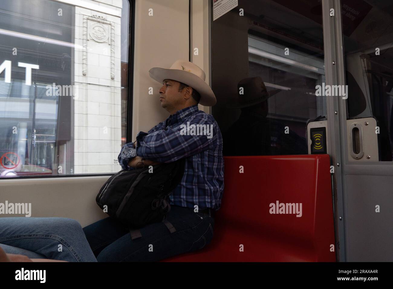 Calgary, Alberta, Kanada. 5. Juli 2023. Ein Mann mit Cowboyhut fährt drei Tage vor Beginn des Stampede Festivals in Calgary, Kanada, mit der U-Bahn. (Kreditbild: © Matias Basualdo/ZUMA Press Wire) NUR REDAKTIONELLE VERWENDUNG! Nicht für den kommerziellen GEBRAUCH! Stockfoto