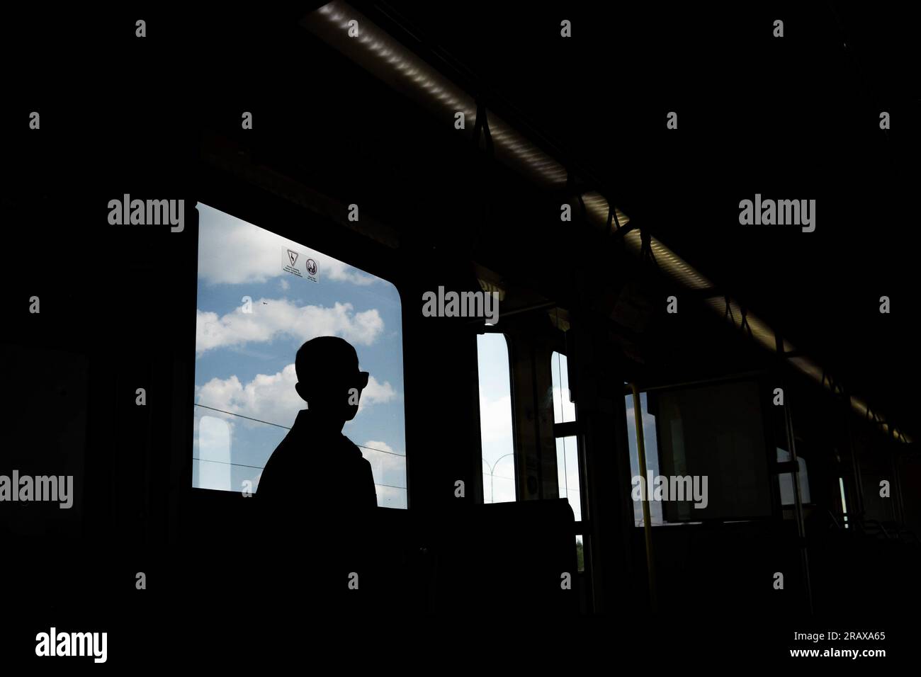 Calgary, Alberta, Kanada. 5. Juli 2023. In Calgary, Kanada, fährt eine Frau mit dem Zug. (Kreditbild: © Matias Basualdo/ZUMA Press Wire) NUR REDAKTIONELLE VERWENDUNG! Nicht für den kommerziellen GEBRAUCH! Stockfoto