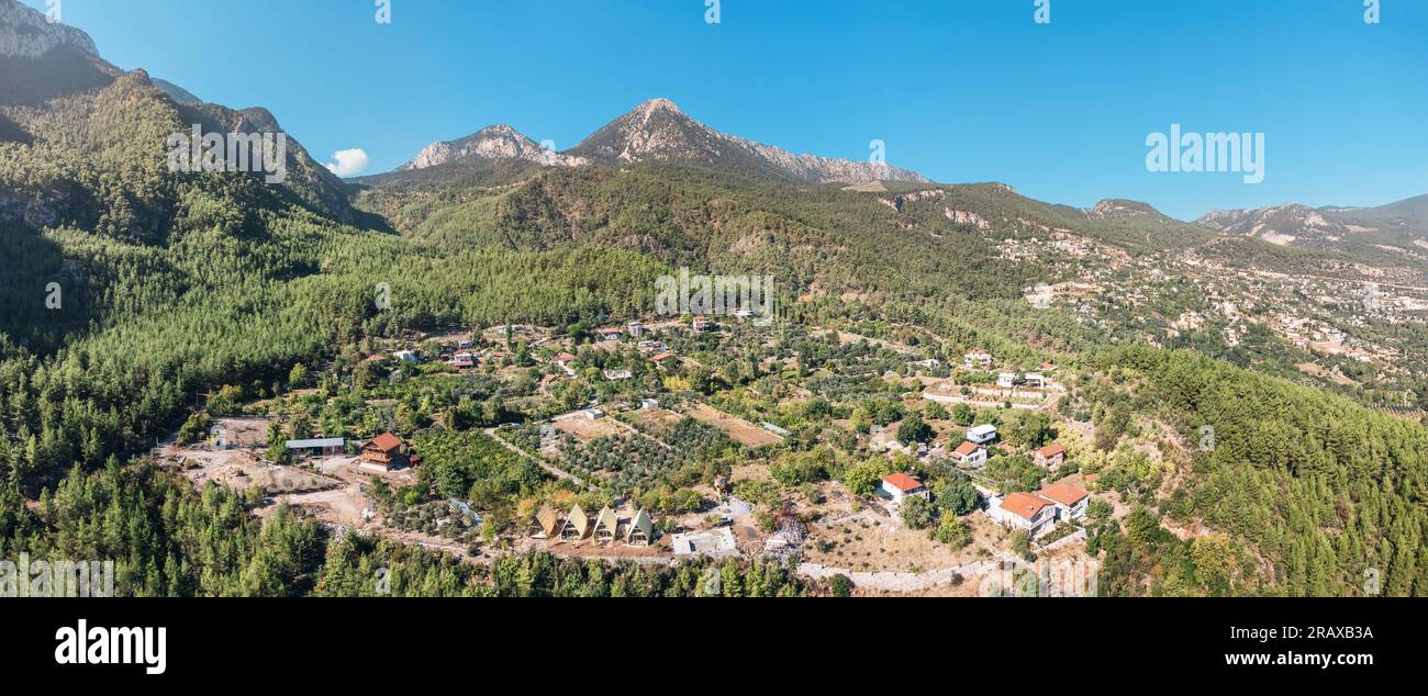 Das malerische Geyikbayiri-Dorf in der Türkei aus der Vogelperspektive - berühmter Kletterplatz. Outdoor-Aktivitäten und Erholungsort Stockfoto