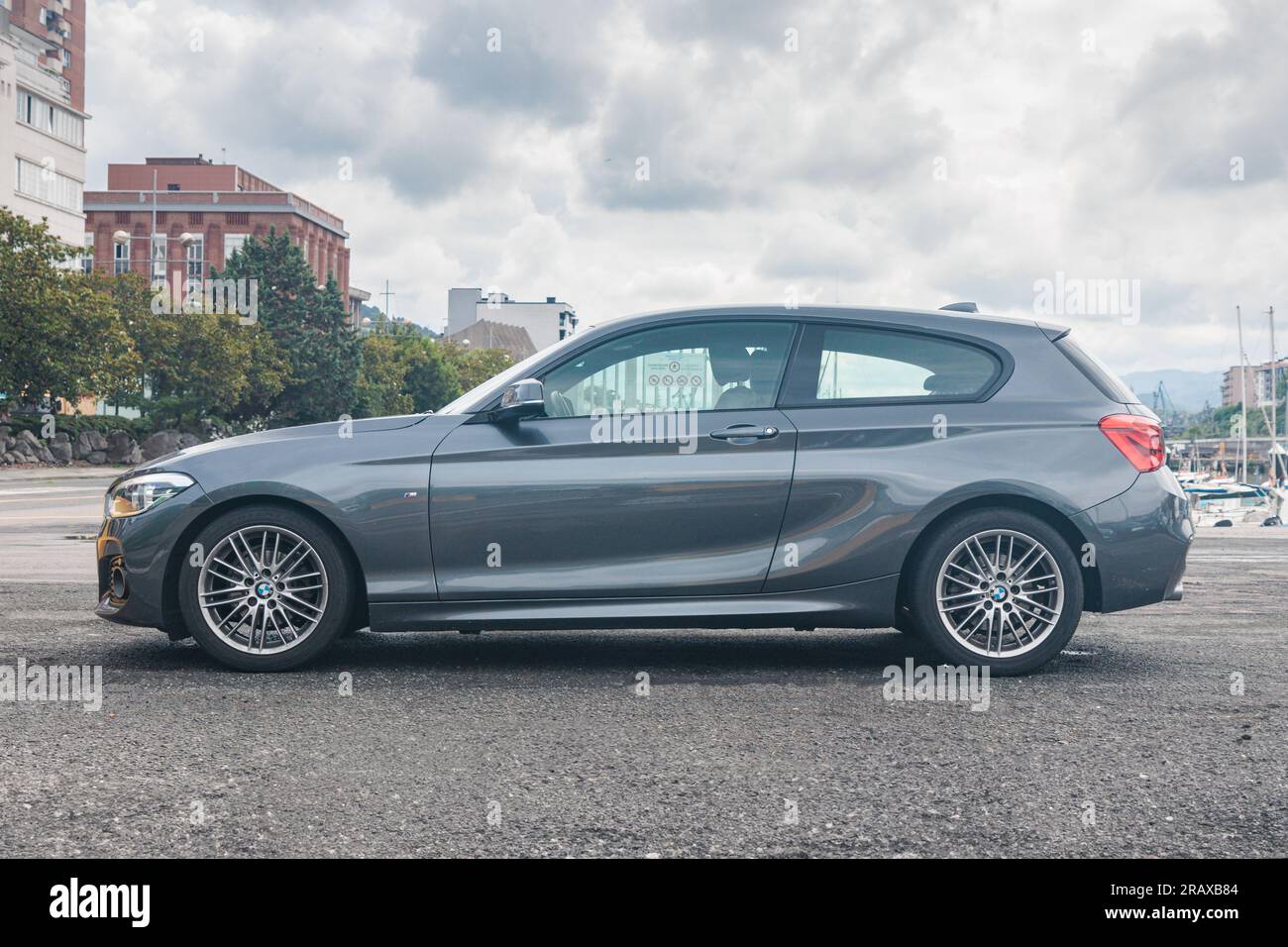 PASAIA, SPANIEN – 12. JUNI 2023: BMW 1-Serie (118i), zweite Generation (3-Türer Fließheck, Version F21, 2015 Facelift) Stockfoto