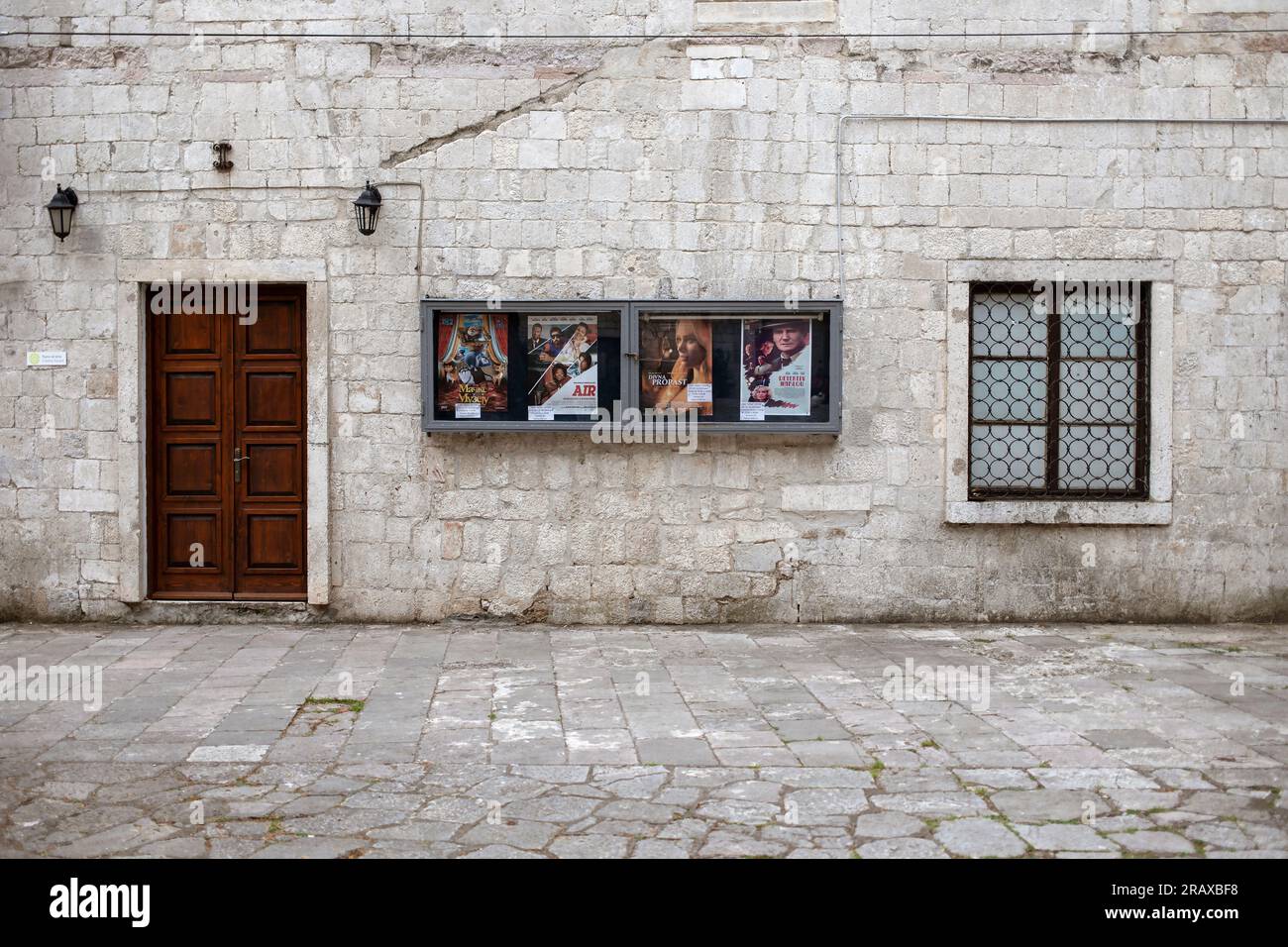 Kotor, Montenegro - BOKA ein kleines, altmodisches Kino am Cinema Square in der Altstadt Stockfoto