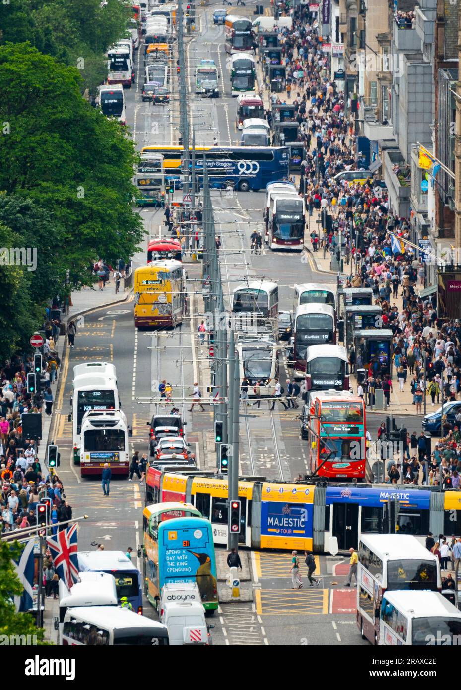 Starker öffentlicher Verkehr und Fußgänger auf der Princes Street in Edinburgh, Schottland, Großbritannien Stockfoto