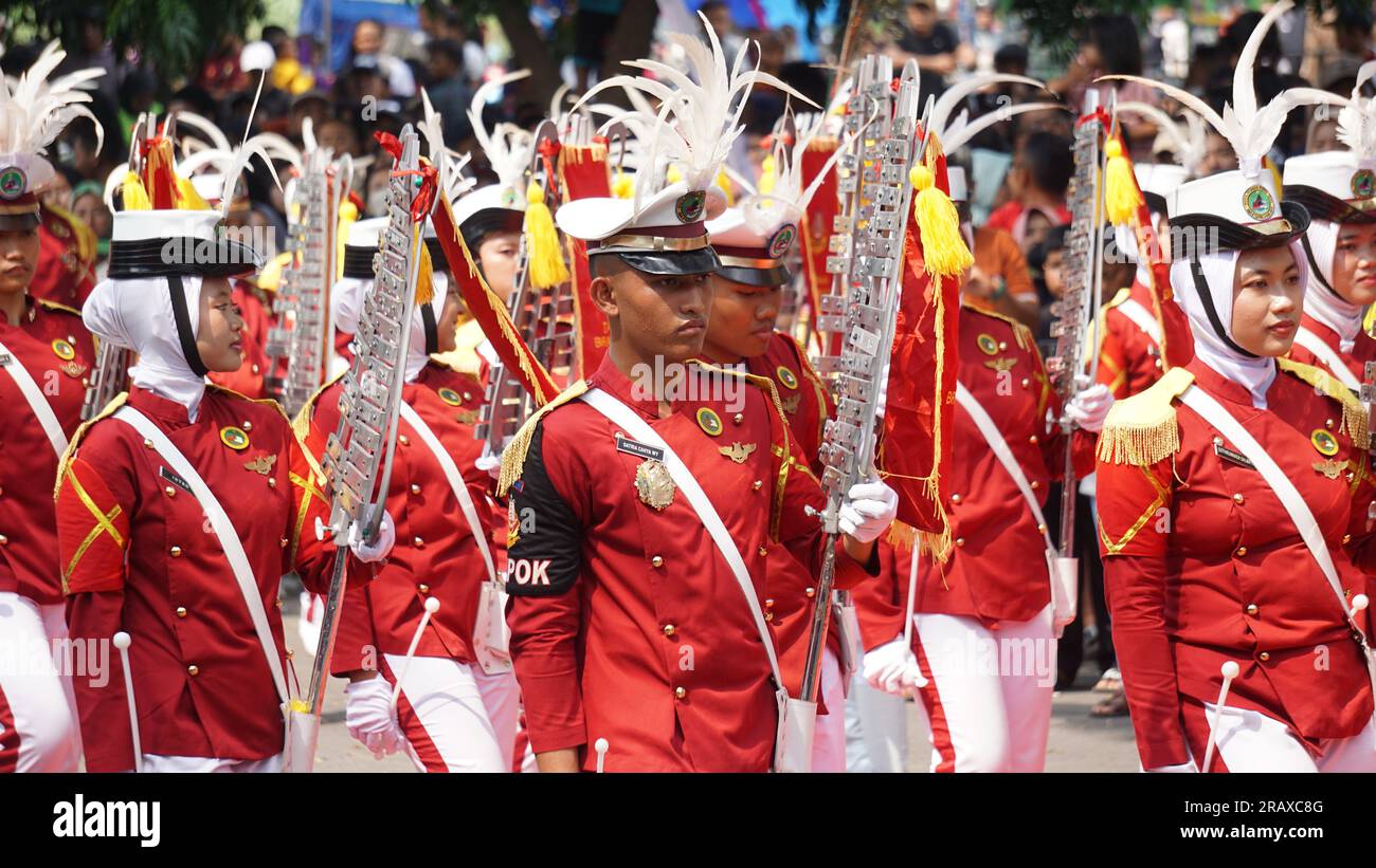 Die Taruna Brawijaya Senior High School spielt eine Trommelband, um die Karnevalspartei der Wahl (Kirab Pemilu) zu feiern Stockfoto