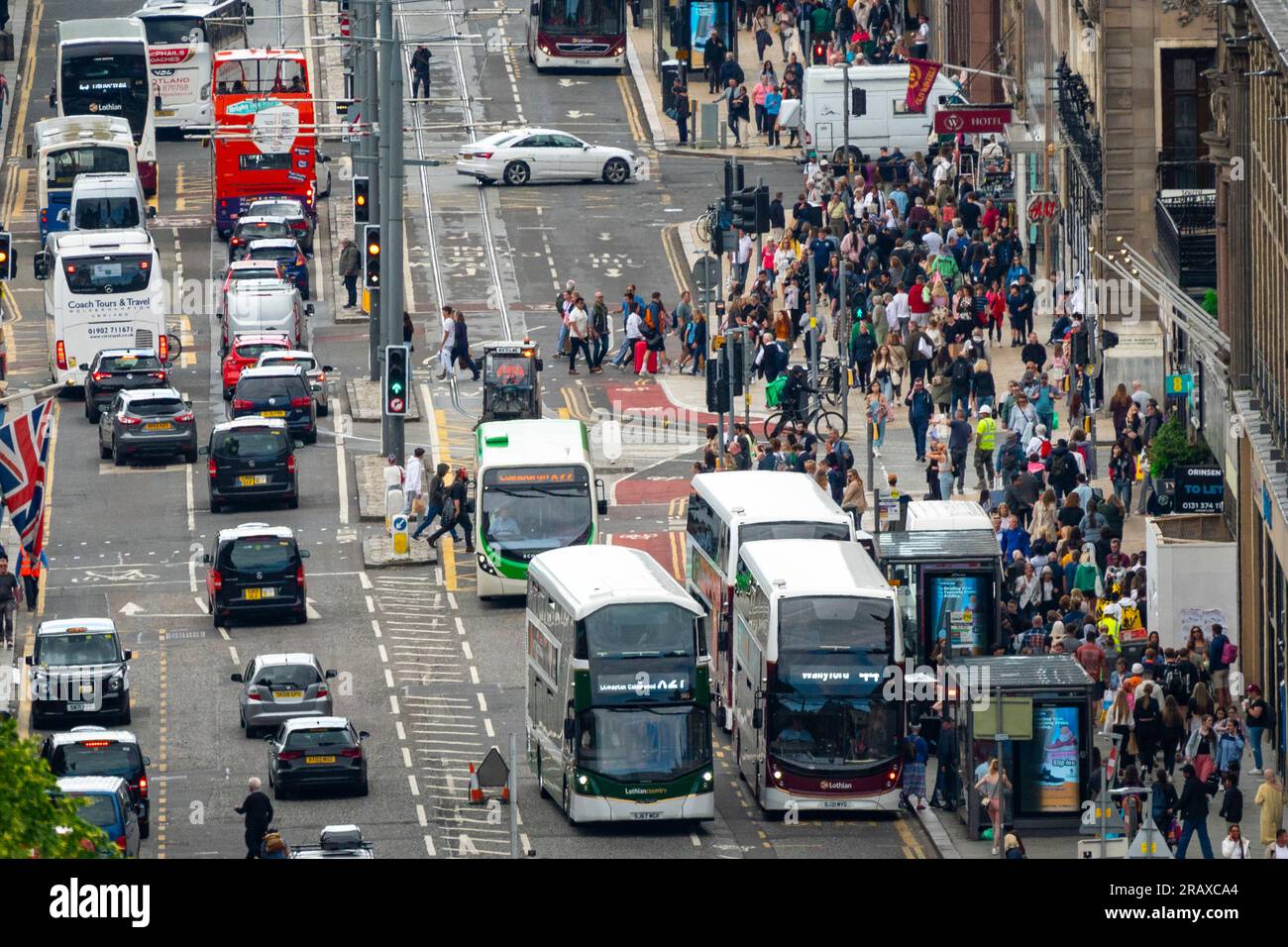 Starker öffentlicher Verkehr und Fußgänger auf der Princes Street in Edinburgh, Schottland, Großbritannien Stockfoto