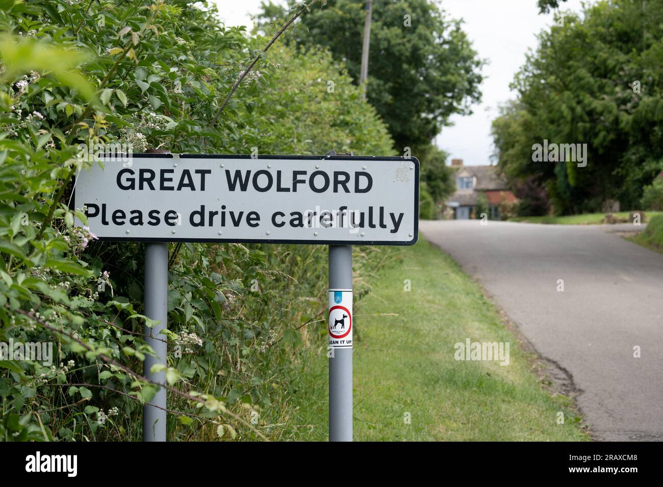Schild „Great Wolford Village“, Warwickshire, England, Großbritannien Stockfoto