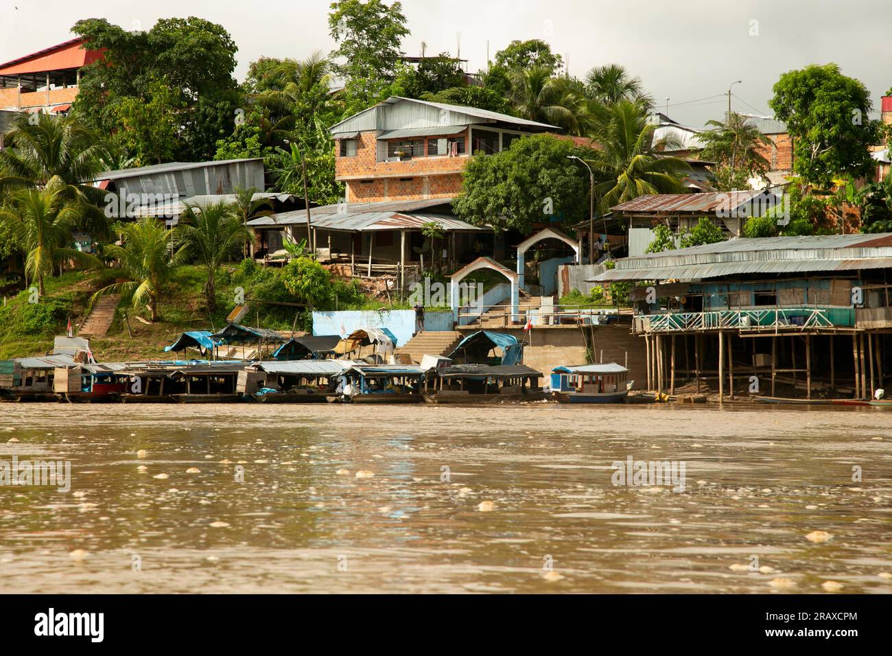 Blick auf die Stadt Yurimaguas im peruanischen Dschungel vom Fluss Huallaga. Stockfoto