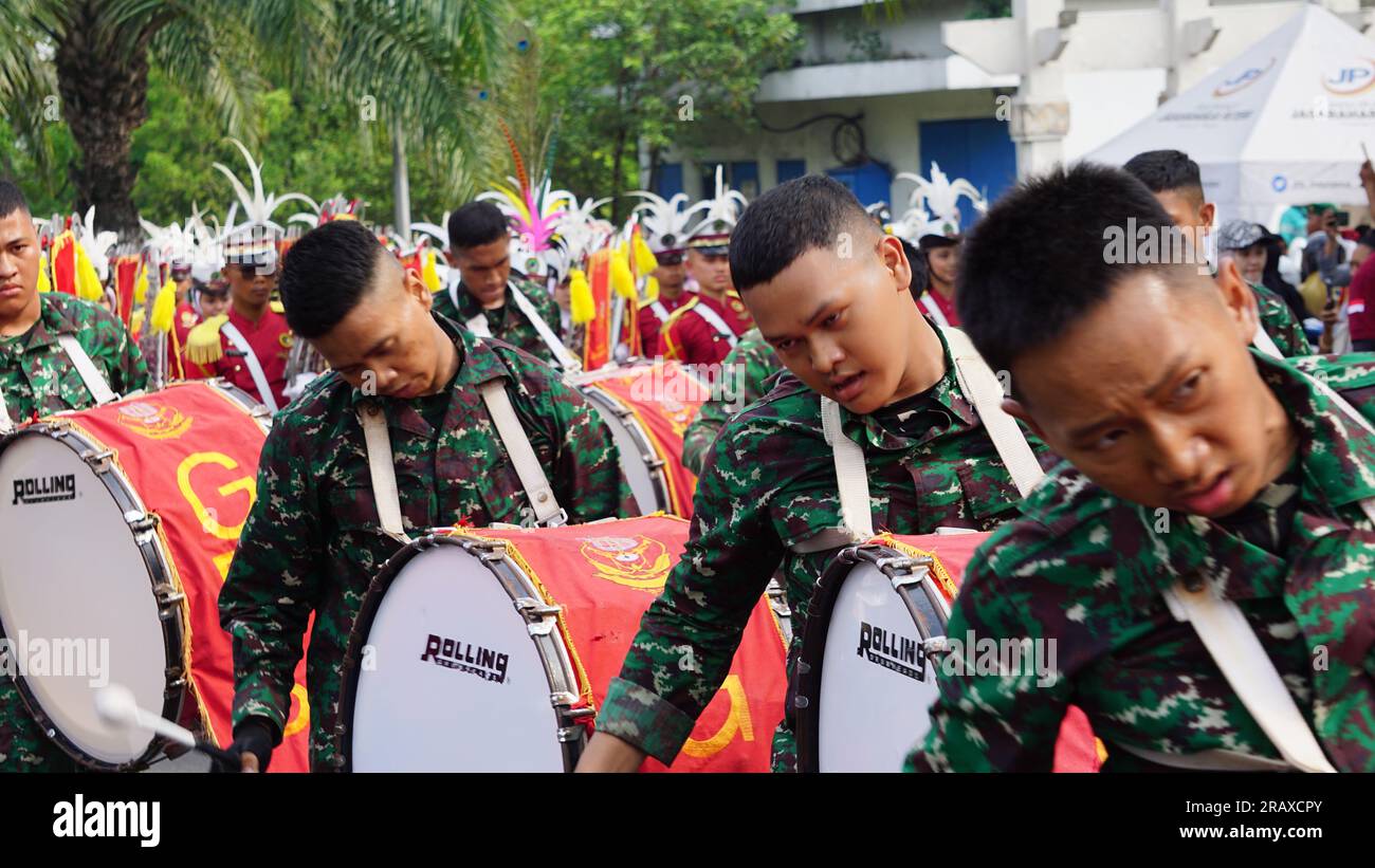 Die Taruna Brawijaya Senior High School spielt eine Trommelband, um die Karnevalspartei der Wahl (Kirab Pemilu) zu feiern Stockfoto