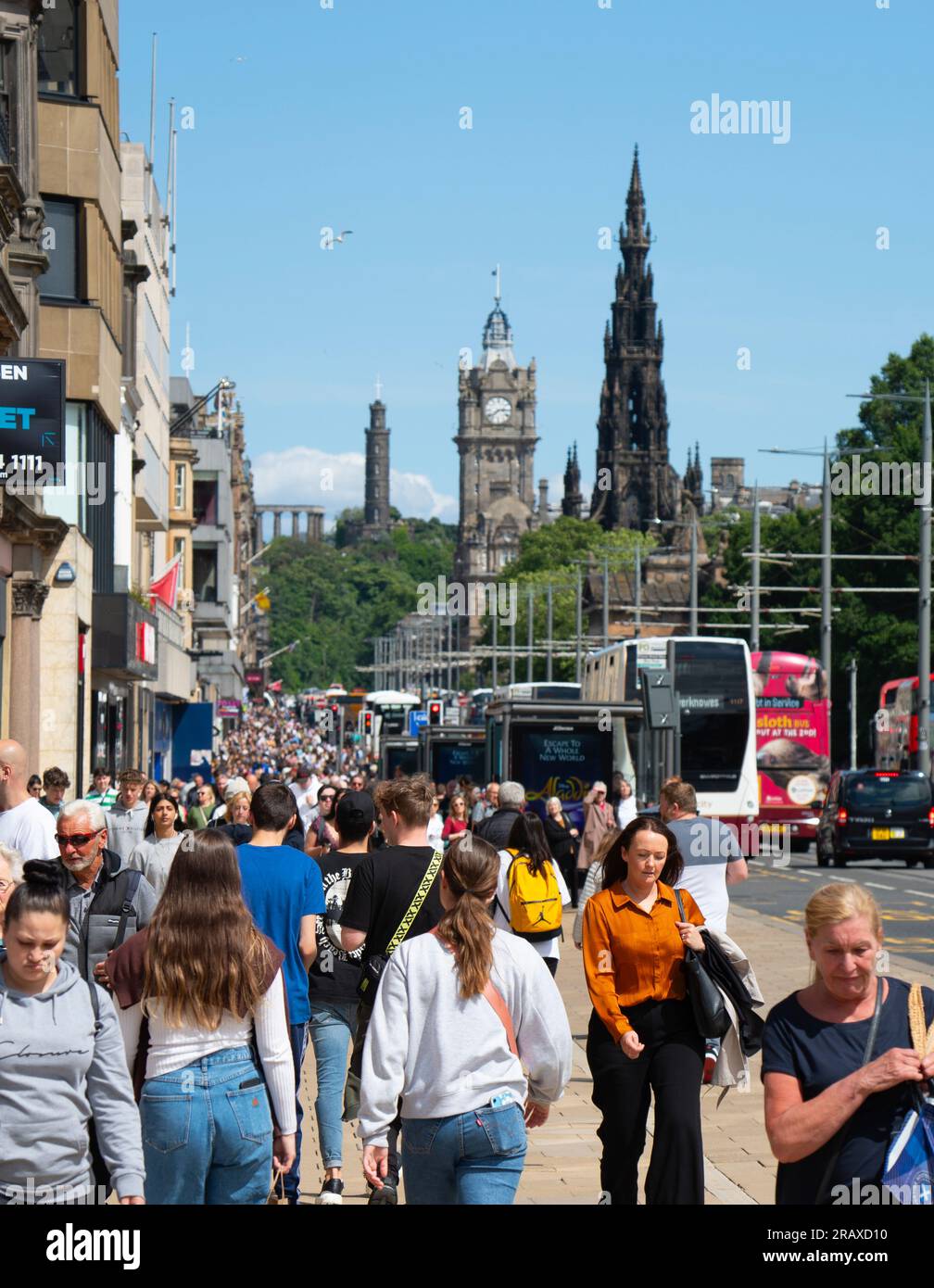 Blick auf Besucher, Touristen und Einkäufer in der geschäftigen Princes Street bei sonnigem Wetter, Edinburgh, Schottland, Großbritannien Stockfoto