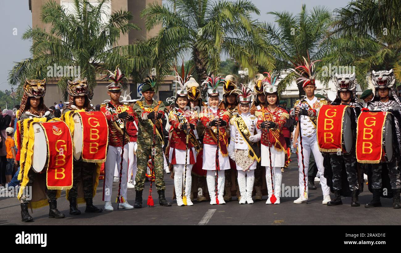 Die Taruna Brawijaya Senior High School spielt eine Trommelband, um die Karnevalspartei der Wahl (Kirab Pemilu) zu feiern Stockfoto