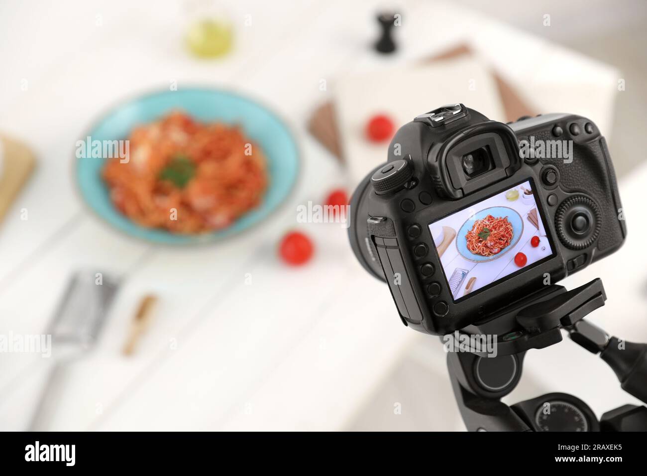 Professionelle Kamera mit Foto von Spaghetti im Studio, Platz für Text. Lebensmittelstilistin Stockfoto