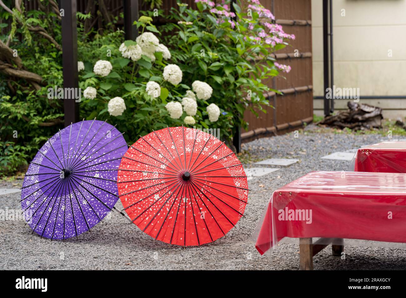 Japanischer Regenschirm in einem Kissaten (Teetrinkladen). Konzept der japanischen Kultur. Kyoto, Japan. Stockfoto