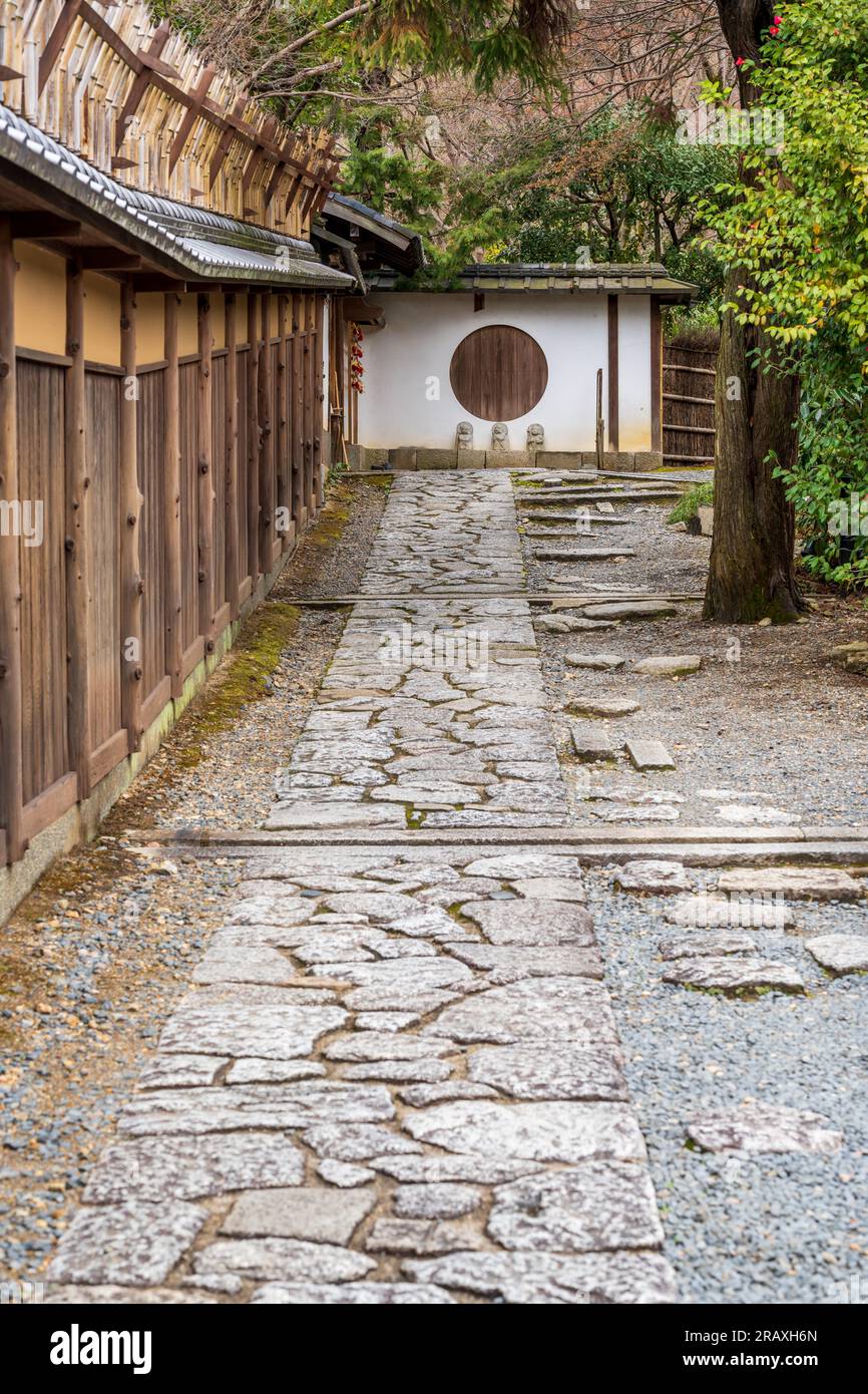 Steinpfad im traditionellen japanischen Stil in Kyoto Gion. Japan. Stockfoto