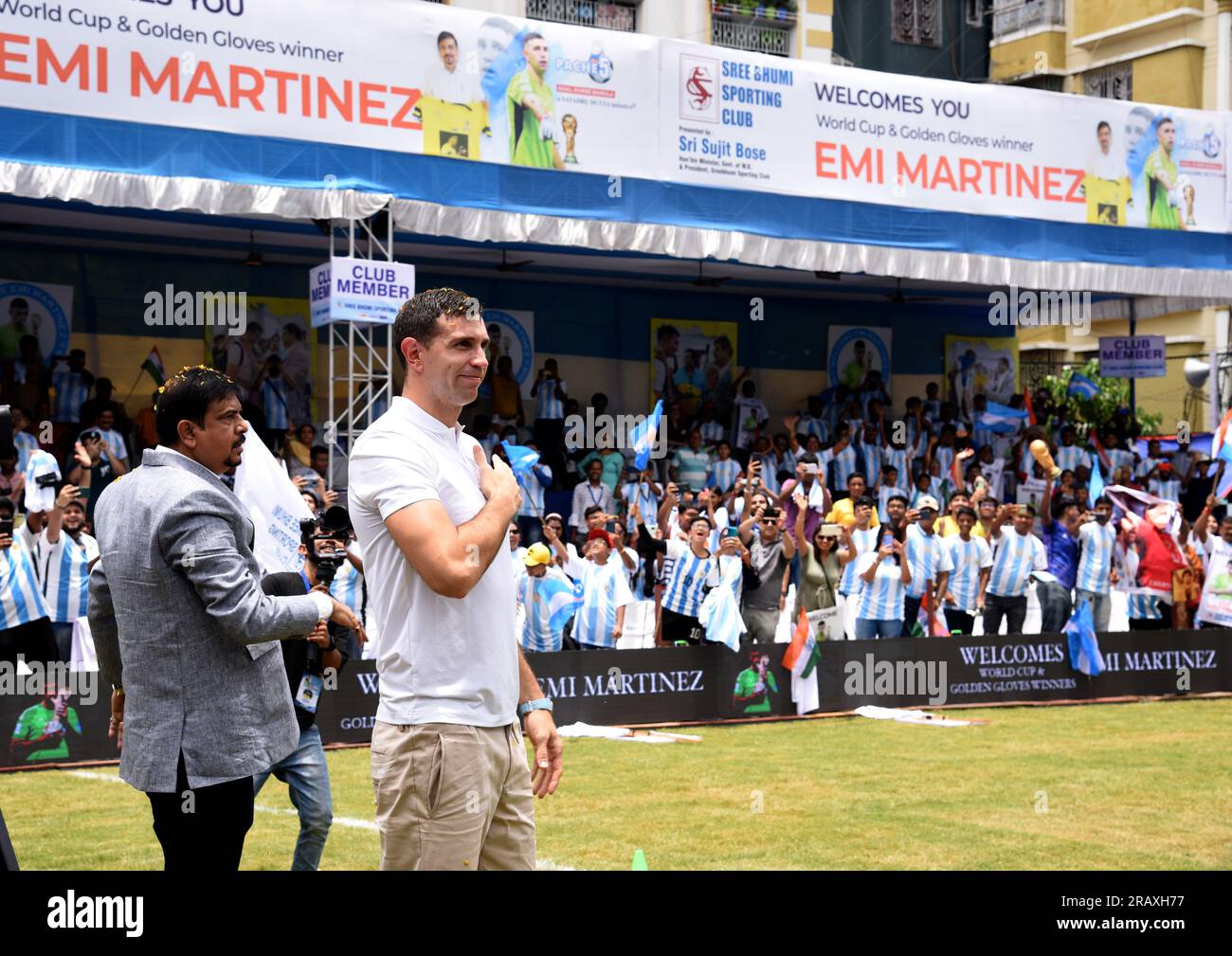 Nicht exklusiv: Juli 05,2023, Kolkata, Indien: FIFA-Weltmeisterschaft 2022, argentinischer Torwart Emiliano Martinez, begrüßt die Fans bei einem Fan-Event Stockfoto