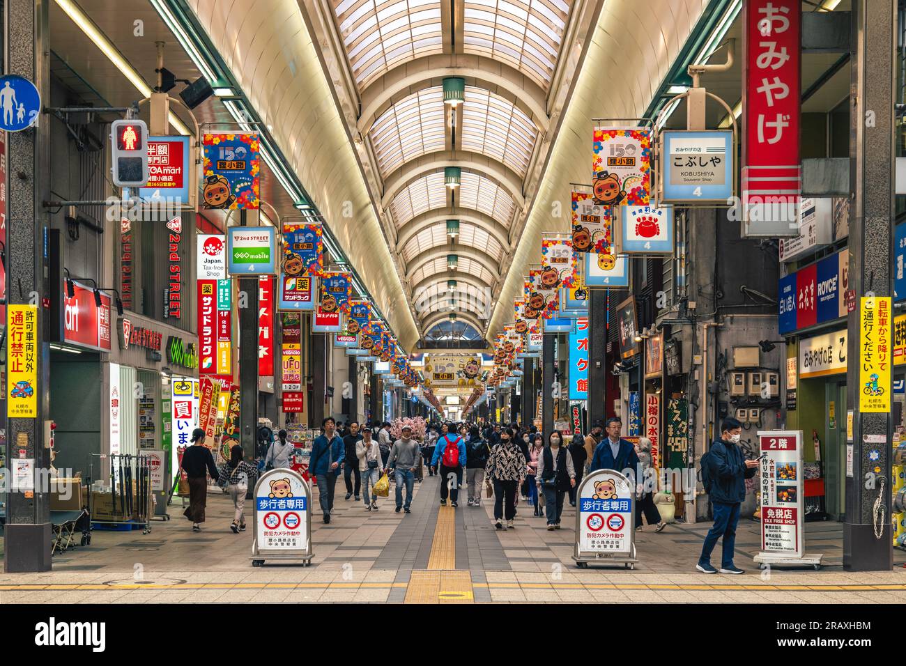 4. Juni 2023: Tanukikoji Shopping Arcade, eine der ältesten Einkaufsstraßen in Sapporo, Hokkaido, Japan, begann 1873. Er erstreckt sich 900 Meter von hier Stockfoto