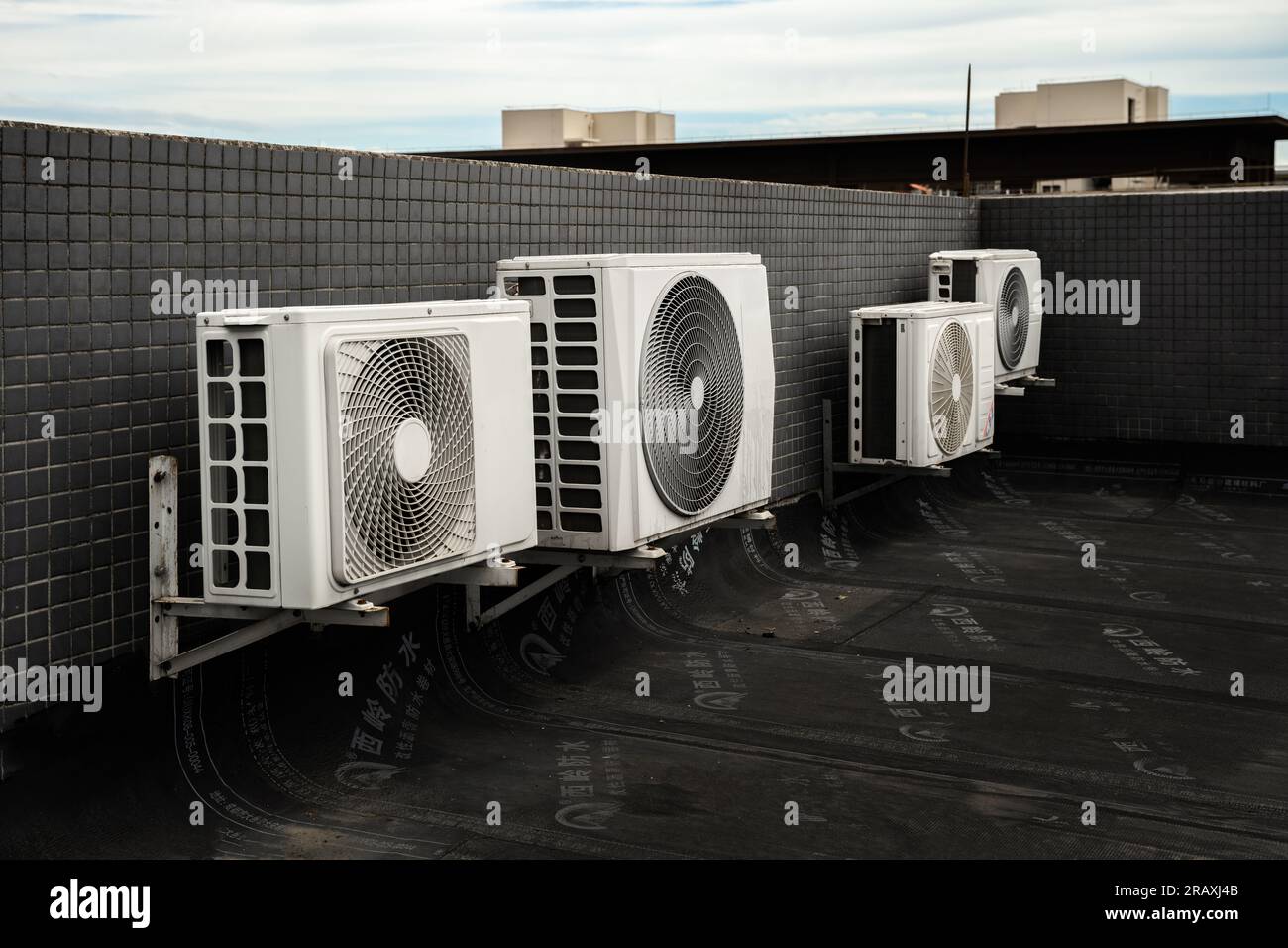 Die Klimaanlage im Außenbereich auf dem Dach. Stockfoto Die Klimaanlage im Außenbereich auf dem Dach. Stockfoto