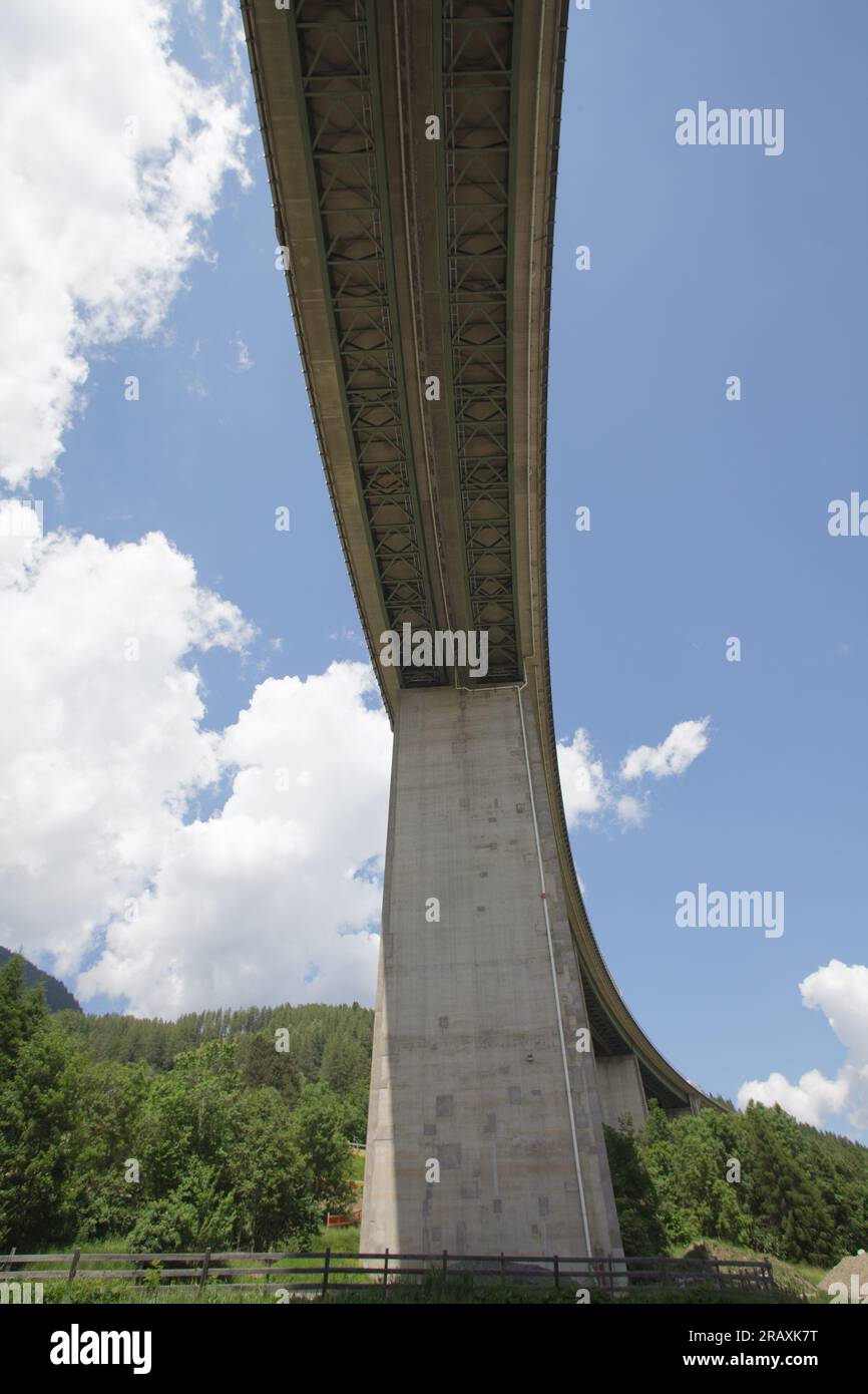 Eindruck der Autobahn A13 vom Erdboden Innsbruck nach Brenner in Südosterreich Stockfoto