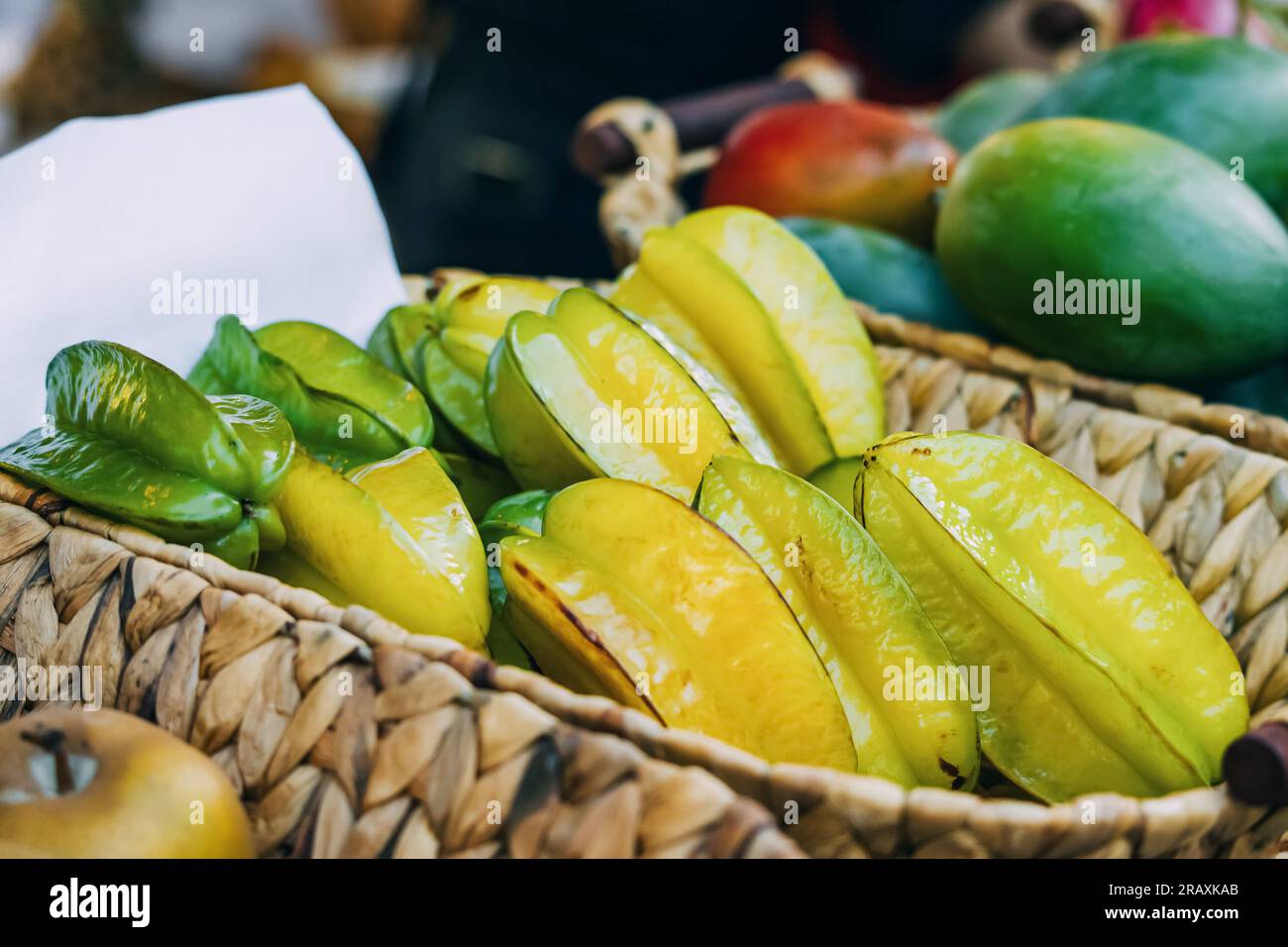Karambola oder Sternfrüchte auf einem Stand des lokalen Marktes Stockfoto