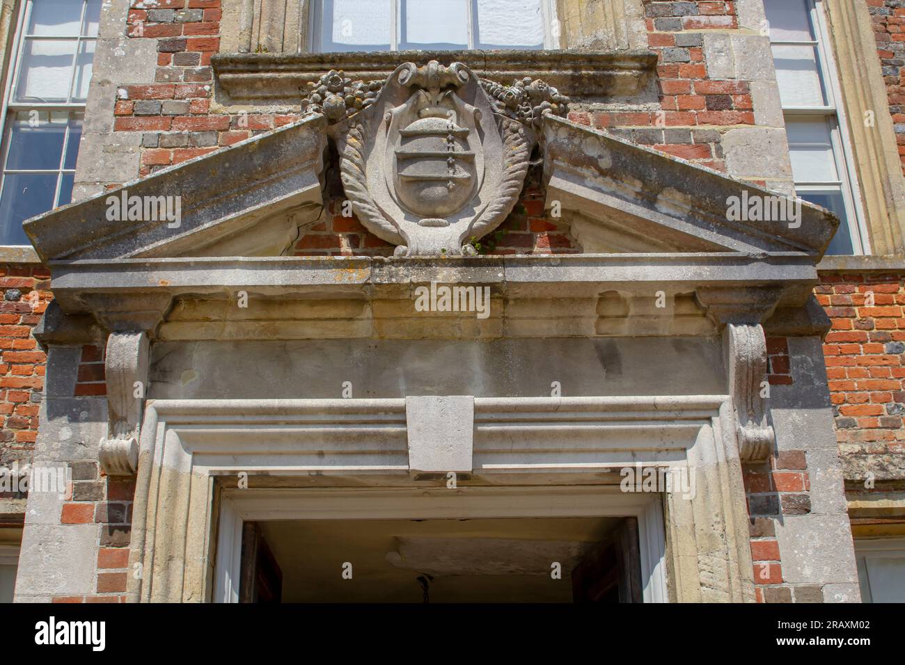 Juni 23 der hintere Eingangsbogen über der Tür des National Trust Anwesens The Vyne nahe Basingstoke in Hampshire England. Stockfoto