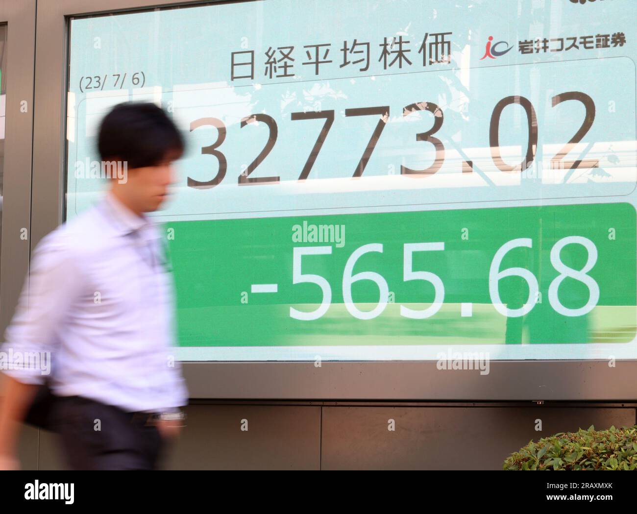 Tokio, Japan. 6. Juli 2023. Am Donnerstag, den 6. Juli 2023, tritt ein Fußgänger vor einem Aktienkurs-Board in Tokio an. Die japanischen Aktienkurse fielen um 565,68 Yen, um an der Tokioter Börse bei 32.773,02 Yen zu schließen. Kredit: Yoshio Tsunoda/AFLO/Alamy Live News Stockfoto