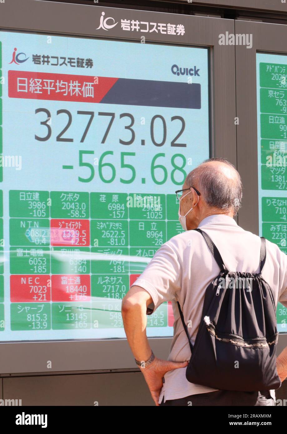 Tokio, Japan. 6. Juli 2023. Ein Mann sieht sich am Donnerstag, den 6. Juli 2023, in Tokio einen Aktienkurs an. Die japanischen Aktienkurse fielen um 565,68 Yen, um an der Tokioter Börse bei 32.773,02 Yen zu schließen. Kredit: Yoshio Tsunoda/AFLO/Alamy Live News Stockfoto