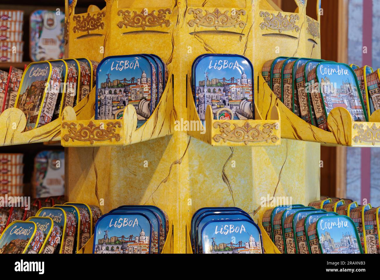Fischkonserven von Comur zum Verkauf in Lissabon, Portugal. Lissabons Souvenir, Bacalhau, Kabeljau in Olivenöl mit Knoblauch gebacken. Dekorative konservas, Fischdosen. Stockfoto