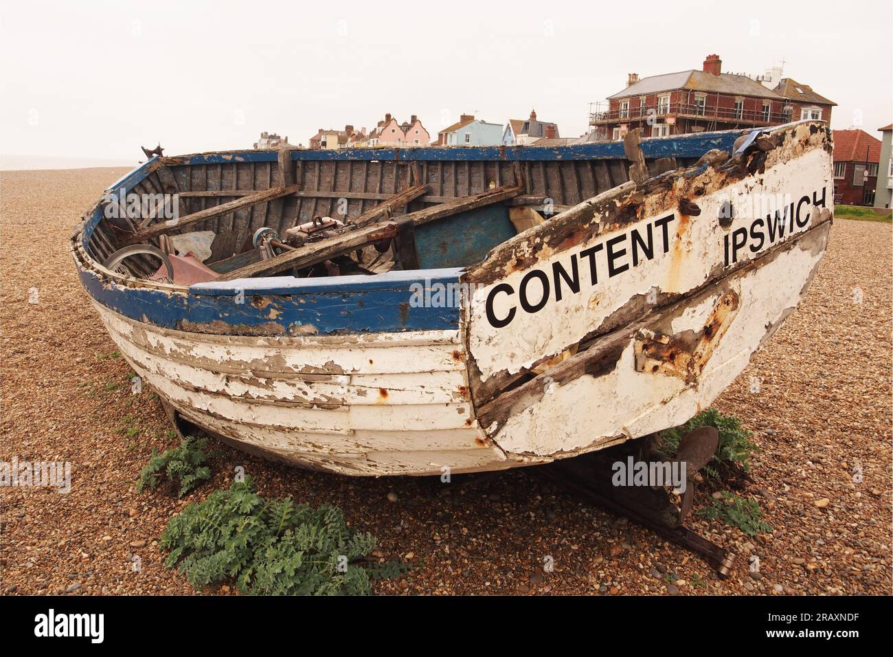 Altes Fischerboot am Kiesstrand in Aldeburgh, Suffolk Stockfoto