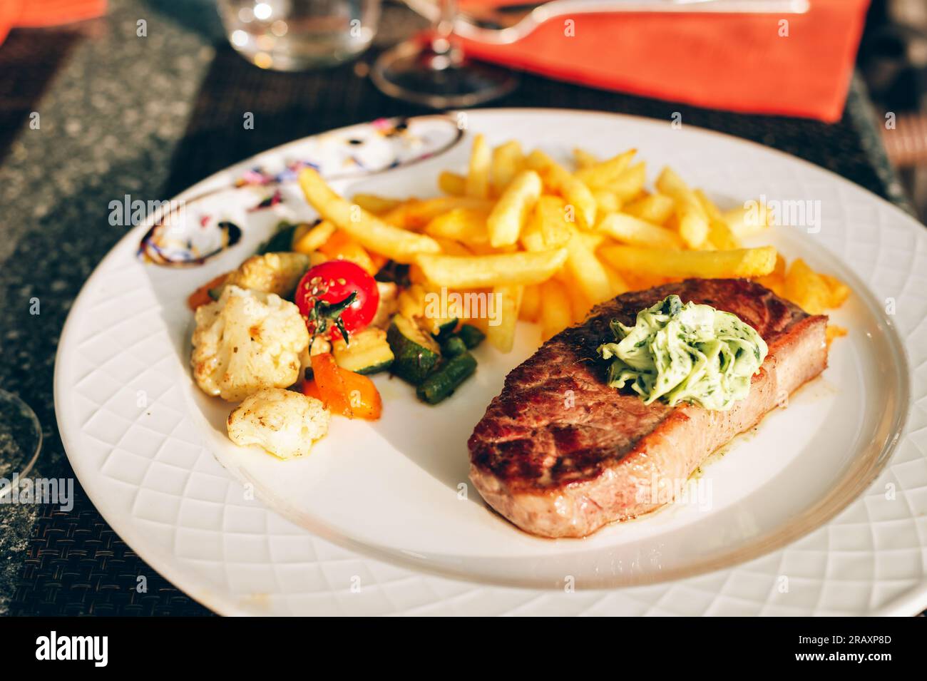 Steak Café de Paris mit Kräuterbutter und pommes frites Stockfoto