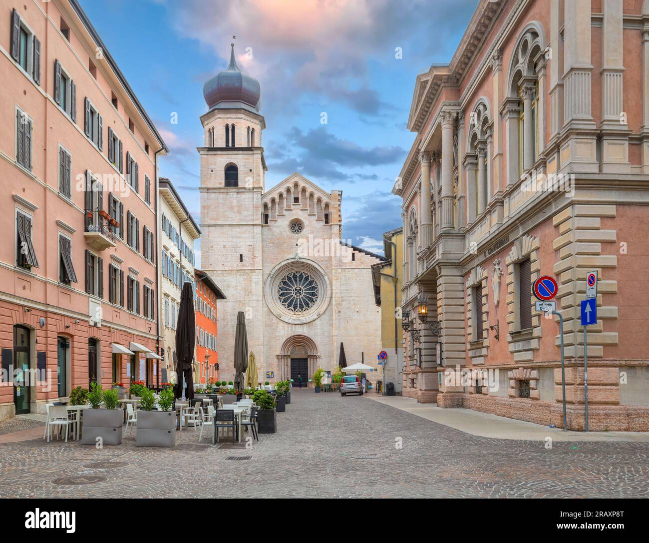 Trient, Italien - Blick auf die Kathedrale von Trient im Zentrum der Altstadt Stockfoto